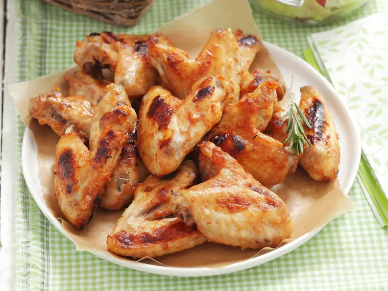 Chicken Wings mit Gemüsesalat