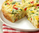 Omelett mit Nudeln und buntem Gemüse (Frittata veneta)