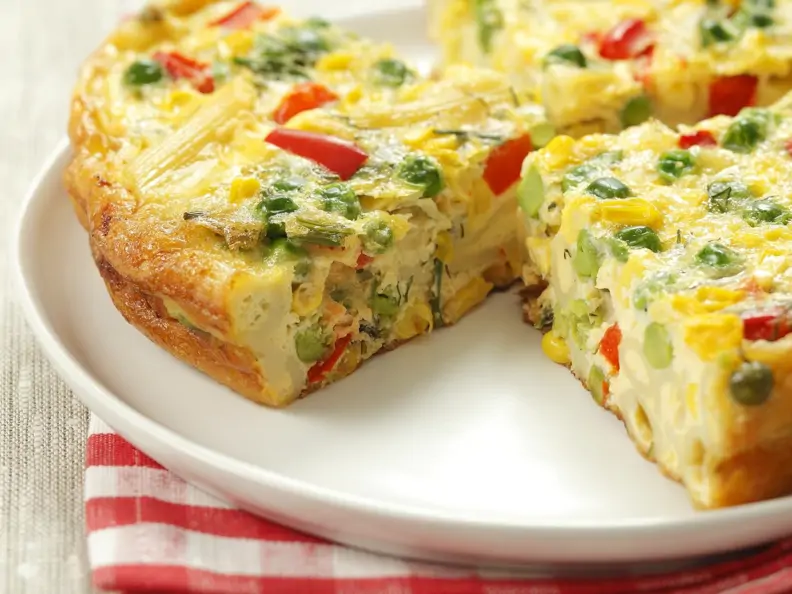 Omelett mit Nudeln und buntem Gemüse (Frittata veneta)