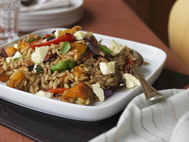 Salat mit Kürbis, Orzo und Schafskäse