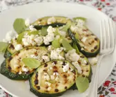 Zucchini vom Grill mit Scharfkäse