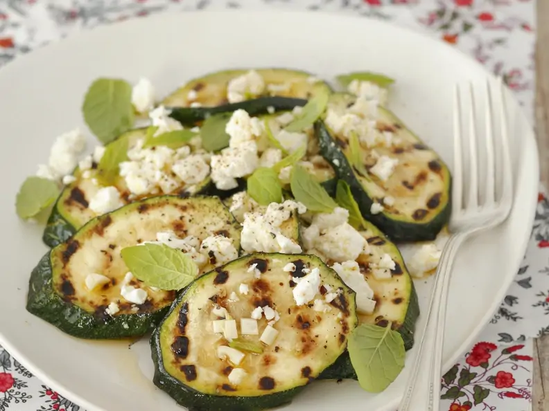 Zucchini vom Grill mit Scharfkäse