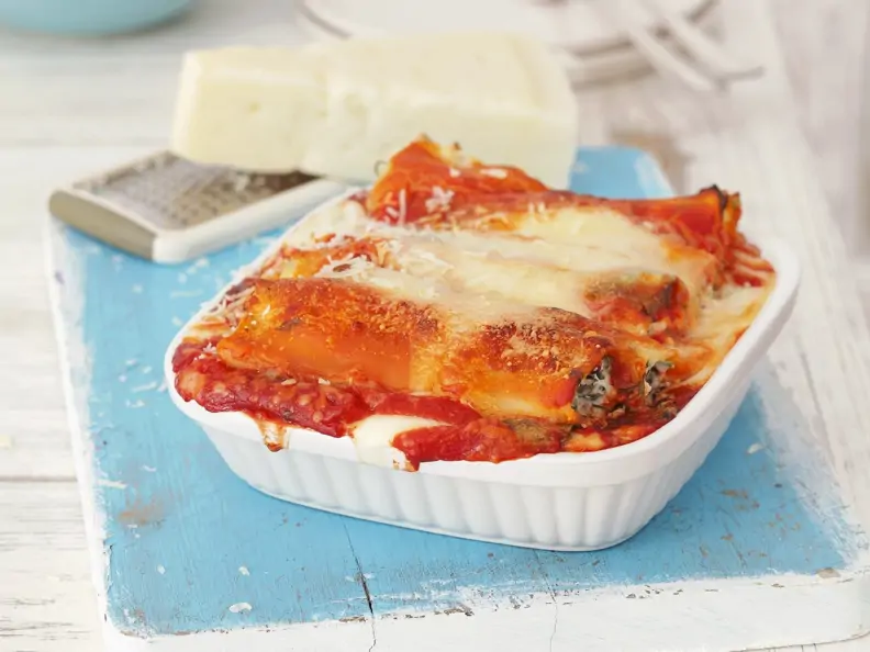 Cannelloni gefüllt mit Ricotta-Rucola-Creme, überbacken mit Bechamel- und Tomatensoße