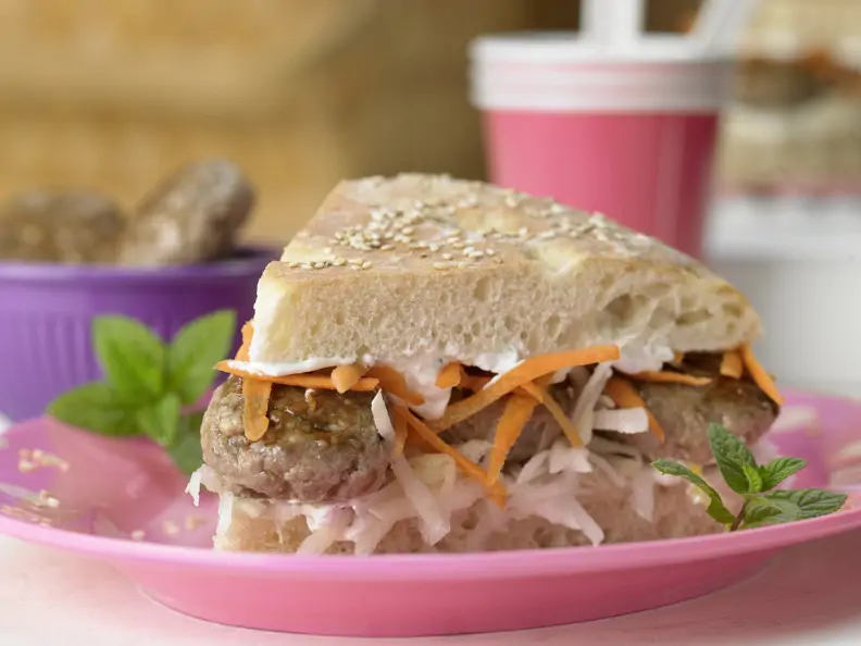 Mini-Frikadellen im Fladenbrot