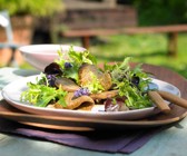 Mariniertes Rinderfilet auf Blattsalat