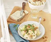 Pasta mit Gorgonzola-Walnuss-Soß neben Gorgonzola und Wasserglas