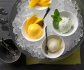 Mango-, Minz-, Zitroneneis mit Mangospalten