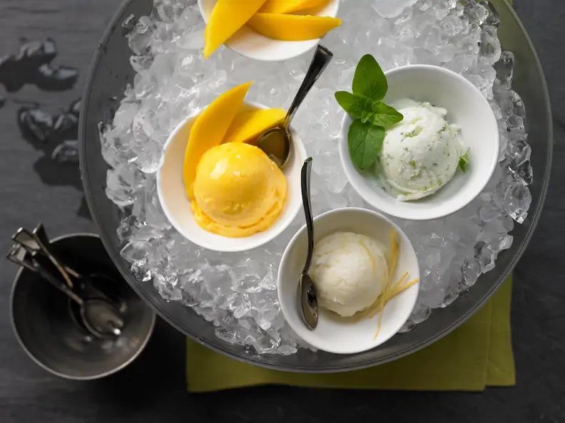 Mango-, Minz-, Zitroneneis mit Mangospalten