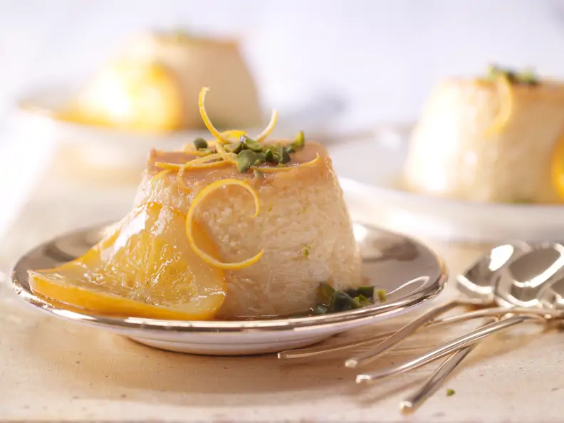 Orangen-Flan mit Pistazien