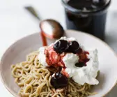 Maroni-Dessert mit Amarenakirschen und Schlagsahne (Monte bianco)