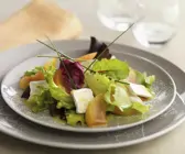 Salat mit Brie und Zwetschgen
