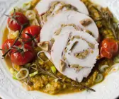 Gerollter Putenbraten mit Tomaten und Linsengemüse