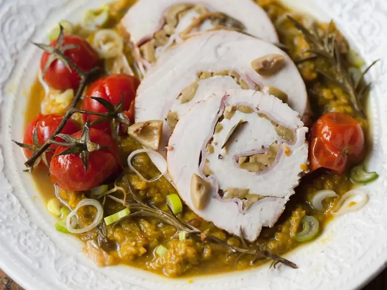 Gerollter Putenbraten mit Tomaten und Linsengemüse