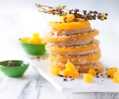 Kaki-Türmchen mit Espressocreme