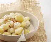 Kartoffelnockerl mit  Käsesoße und Pinienkernen