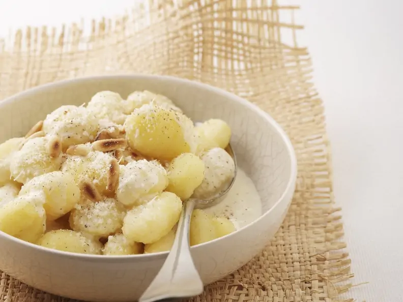 Kartoffelnockerl mit  Käsesoße und Pinienkernen