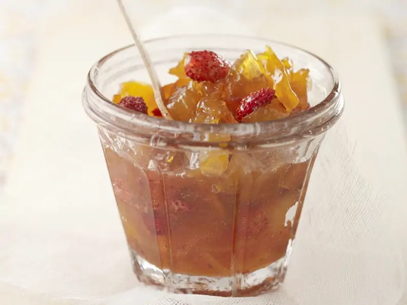 Aprikosen-Relish mit Erdbeeren
