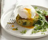 Kartoffelbratling mit pochiertem Ei