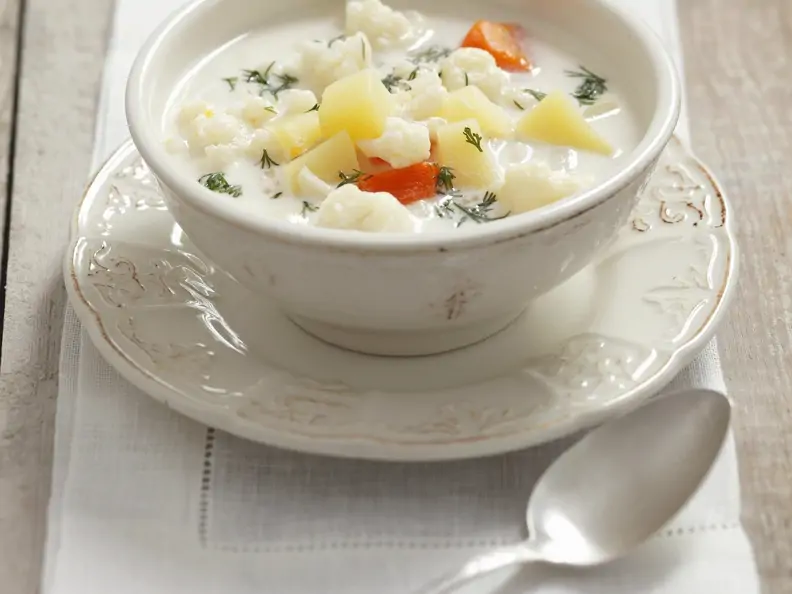 Cremige Blumenkohlsuppe mit Dill