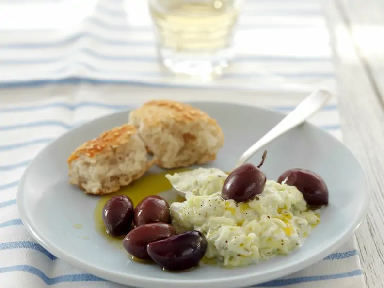 Herzhafter Joghurt auf griechische Art (Tzatziki) mit Kalamata-Oliven