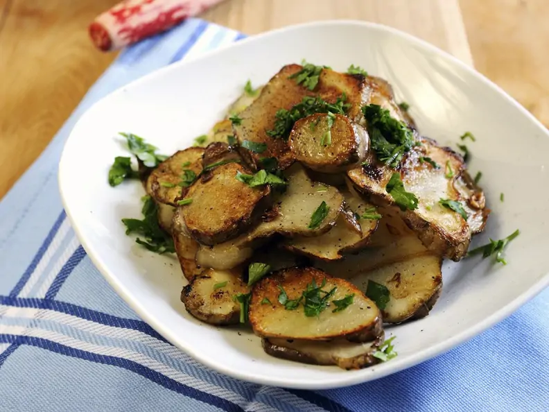 Gebratener Topinambur mit Knoblauch und Petersilie
