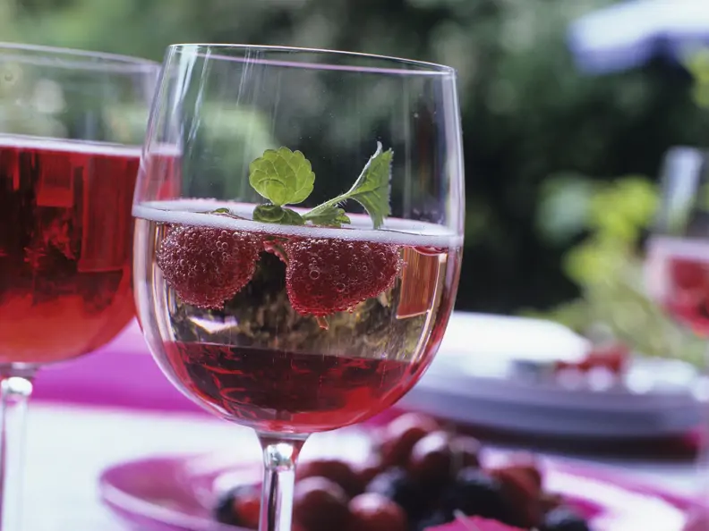 Himbeer-Prosecco mit Sirup