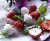 Mozzarella und Erdbeeren am Spieß