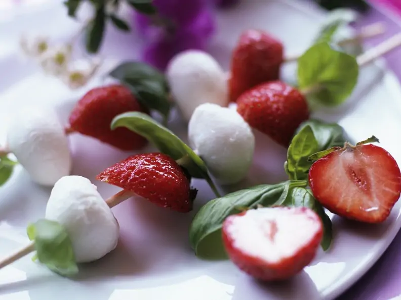 Mozzarella und Erdbeeren am Spieß