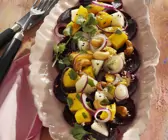 Carpaccio von Roter Bete mit exotischem Birnen-Salat
