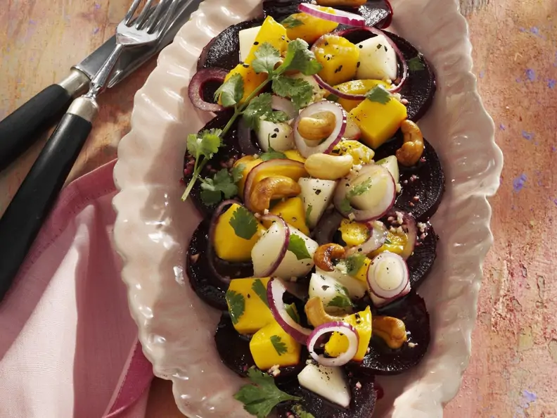 Carpaccio von Roter Bete mit exotischem Birnen-Salat