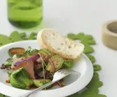 Kurz gebratener Rosenkohl mit Speck und Zwiebeln
