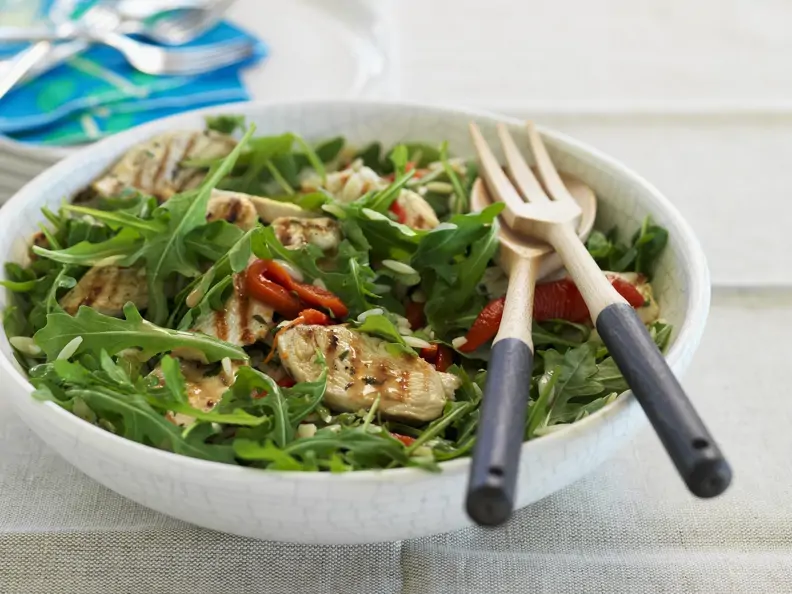 Rucolasalat mit Hähnchen und Orzo-Nudeln