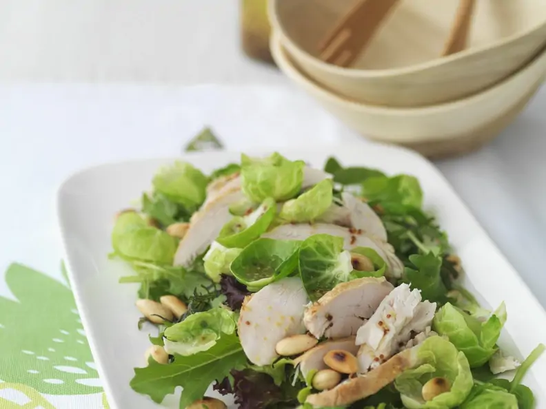 Salat aus Rosenkohl mit Hähnchenbrust und Pinienkernen