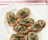 Röstbrot mit Hühnerleberwurst