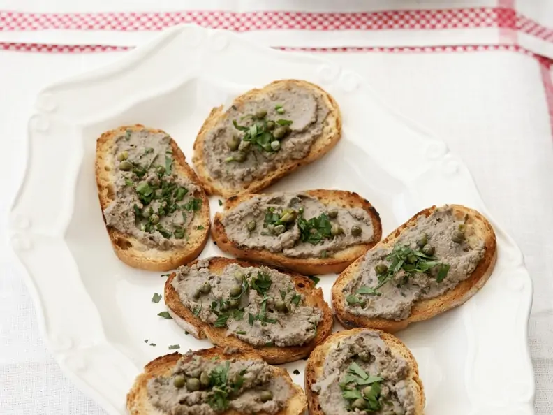 Röstbrot mit Hühnerleberwurst