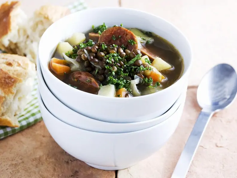 Linsensuppe mit scharfer spanischer Wurst (Chorizo)