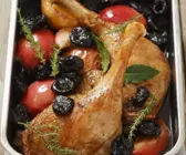 Entenkeulen mit Apfel und Trockenpflaumen gebacken