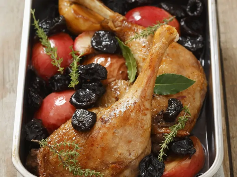 Entenkeulen mit Apfel und Trockenpflaumen gebacken