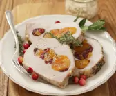 Schweinebraten mit Cranberries und getrockneten Aprikosen gefüllt
