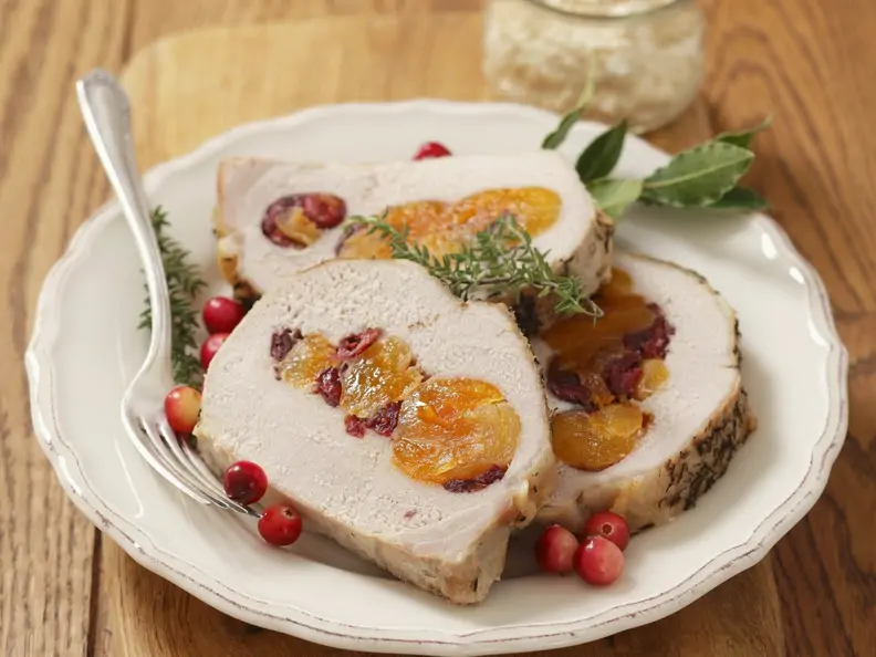 Schweinebraten mit Cranberries und getrockneten Aprikosen gefüllt
