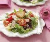 Salat mit Hähnchenbrust vom Grill, Cherrytomaten und Herz-Croutons