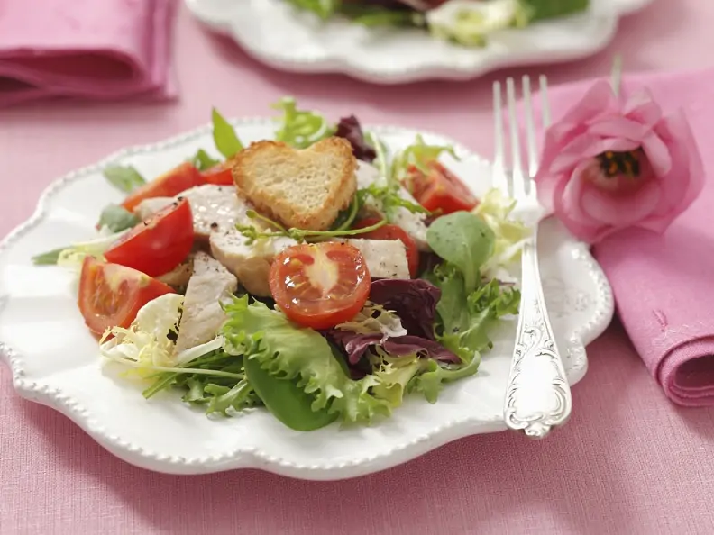 Salat mit Hähnchenbrust vom Grill, Cherrytomaten und Herz-Croutons
