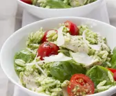 Orzo-Salat mit Hähnchen und Pesto