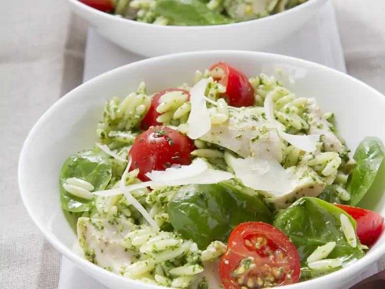 Orzo-Salat mit Hähnchen und Pesto