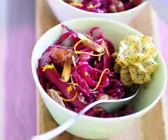 Orangen-Rotkraut-Salat mit Kranbeeren dazu Pommes duchesse mit Mohn
