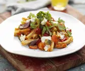 Pasta mit Schafskäse und gebratenem Gemüse
