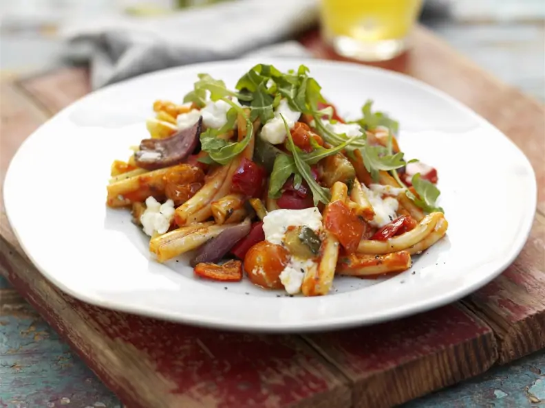 Pasta mit Schafskäse und gebratenem Gemüse