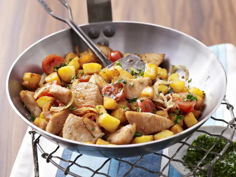 Bunte Putenpfanne mit Kirschtomaten