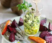 Möhren und Rote Bete aus dem Ofen mit Eier-Kapern-Salat