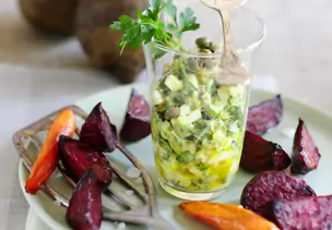 Möhren und Rote Bete aus dem Ofen mit Eier-Kapern-Salat